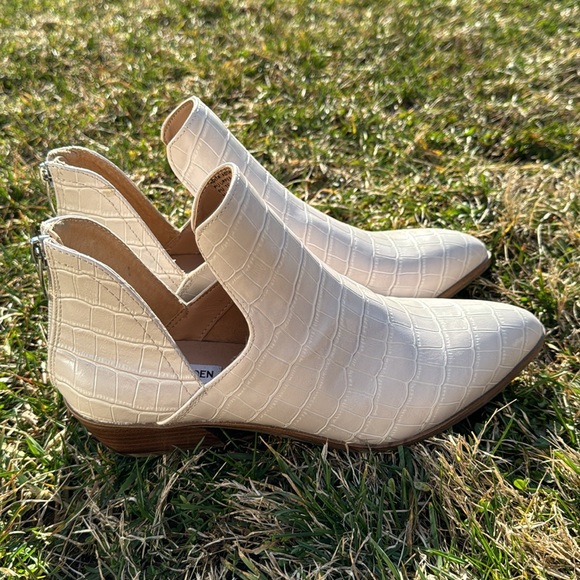 STEVE MADDEN Cream Tan Croc-Embossed Cutout Booties, Size 9 - Picture 5 of 8